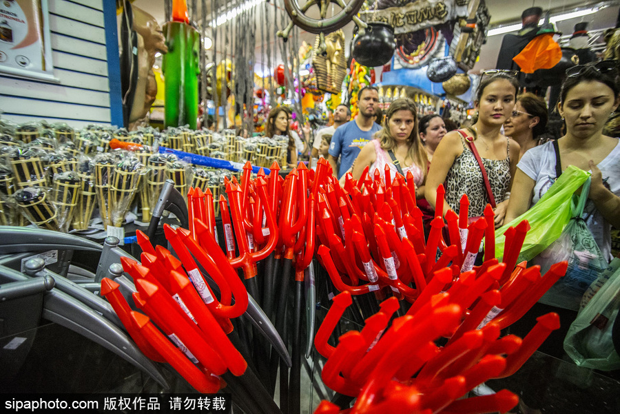 圣保羅街頭萬(wàn)圣節(jié)氣息濃厚 各色飾品恐怖搶眼