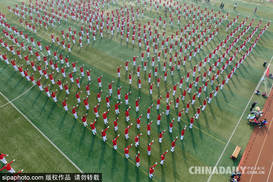 山東濱州：1600名老人跳廣場(chǎng)舞擺出“中國(guó)” 場(chǎng)面壯觀
