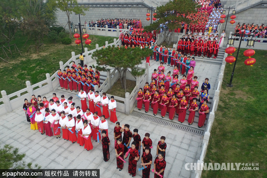 山東濱州：驚艷重陽節 千名中老年旗袍愛好者走秀