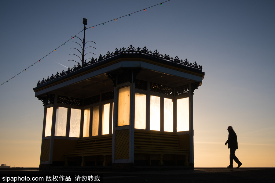 英國(guó)漢普郡海邊日出 日光柔和靜謐十足