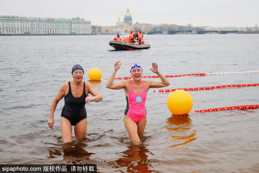 戰斗民族就是抗凍 俄羅斯圣彼得堡舉行冬泳節活動