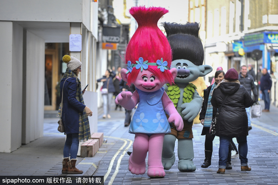 英國舉行年度“玩具大游行” 數(shù)百卡通人物大鬧街頭