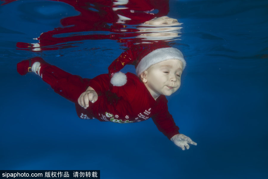 烏克蘭兒童“變身”圣誕老人拍寫真 水下舞動(dòng)超可愛