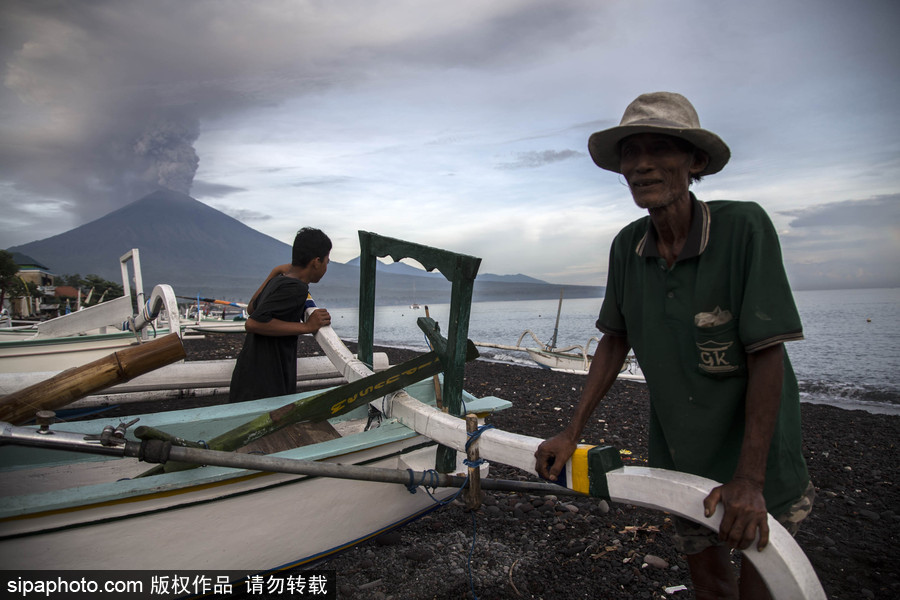阿貢火山噴出大量濃煙 印尼巴厘島發(fā)紅色警報