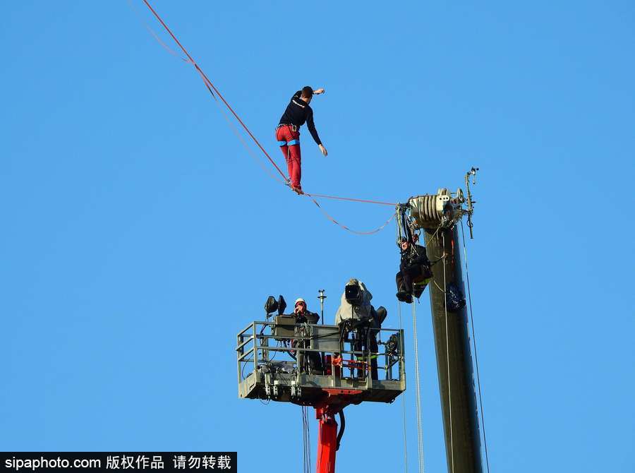 法國高空扁帶運動員極限挑戰 埃菲爾鐵塔走“高空芭蕾”