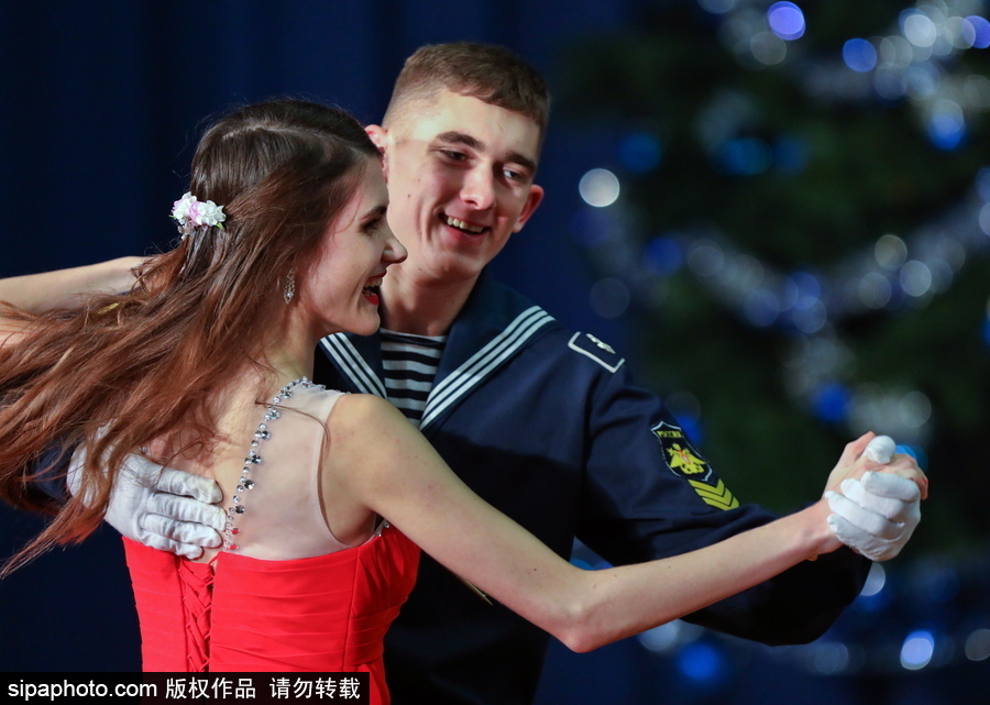 俄羅斯海軍學員參加舞會 俊男美女十分養眼