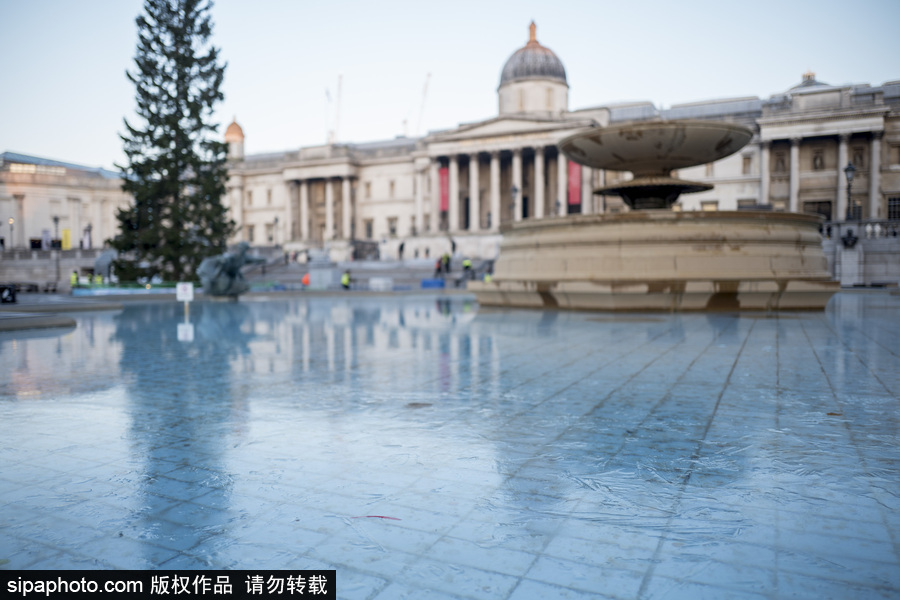 英國倫敦降溫 特拉法加廣場(chǎng)噴泉被凍成冰塊