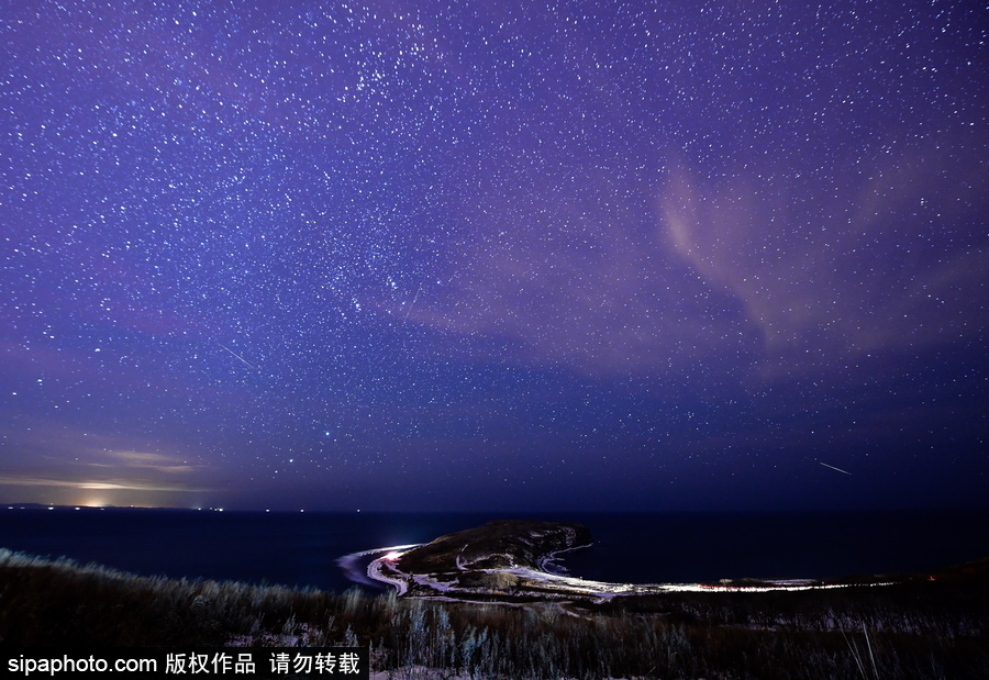 俄羅斯海參崴上空現(xiàn)雙子座流星雨 盛大壯觀宛如仙境