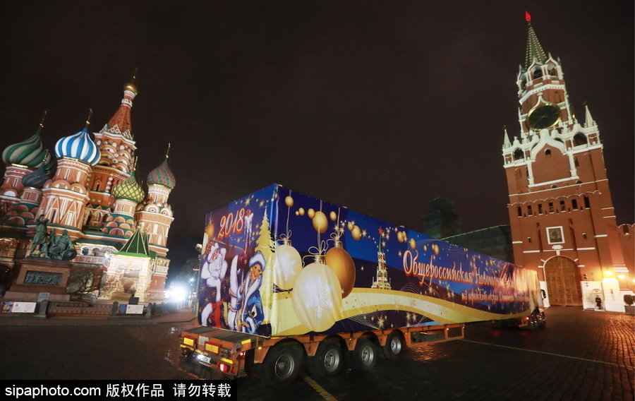 迎接圣誕節！ 巨型圣誕樹搭乘卡車運抵克里姆林宮