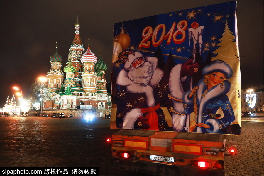 迎接圣誕節(jié)！ 巨型圣誕樹搭乘卡車運(yùn)抵克里姆林宮