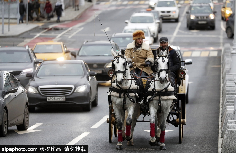 莫斯科街頭巷尾裝扮一新 節(jié)日氣氛濃厚迎接新年到來(lái)