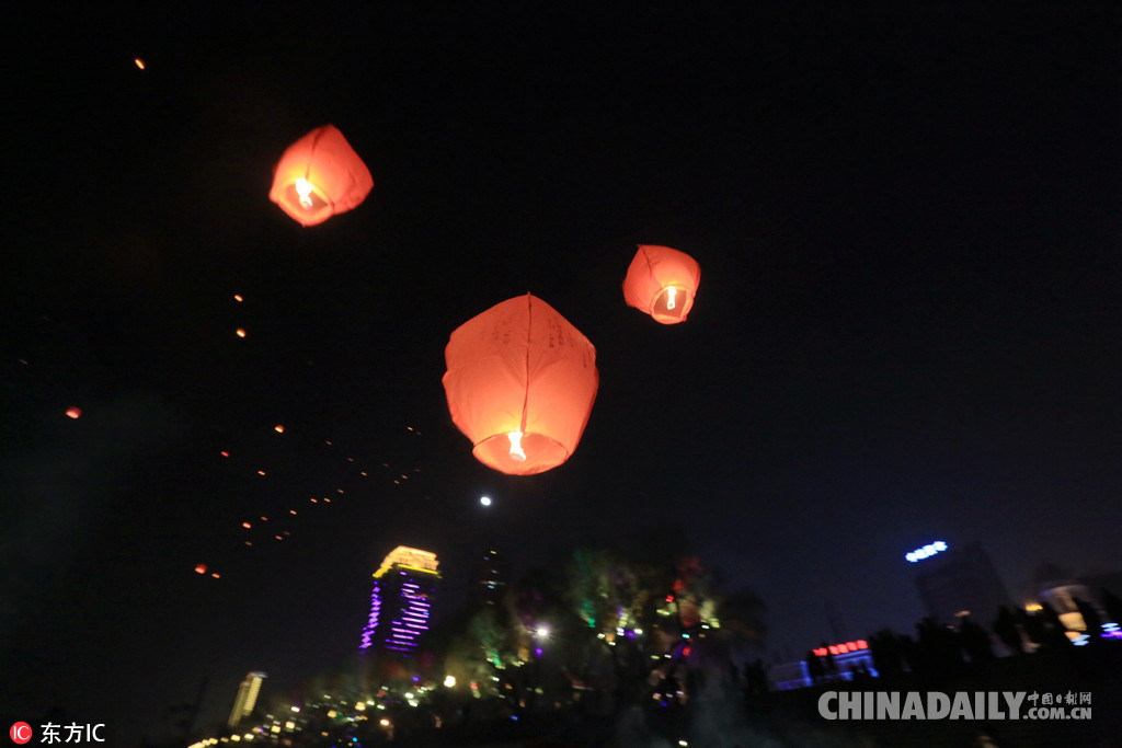 全國各地迎新年：2018，請對我好一點(diǎn)