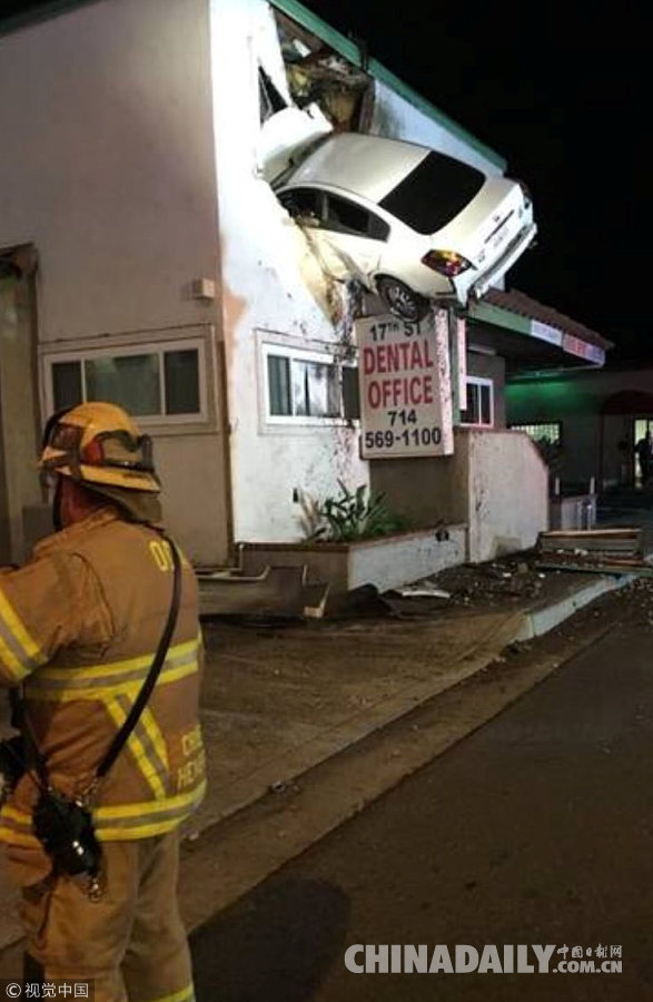 美國加州發生“離奇”交通事故 汽車“飛入”二樓窗戶