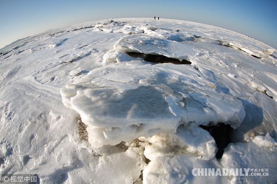 大連海水浴場變冰海 游人踏冰探險(xiǎn)“極地冰原”