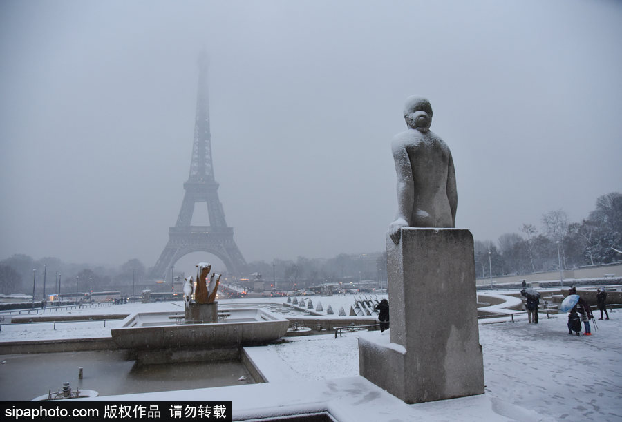 雪中巴黎埃菲爾鐵塔 如夢似幻浪漫十足