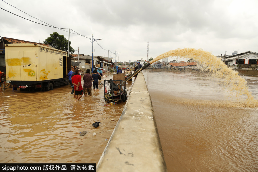 印尼雅加達突發洪水 民眾淌水生活