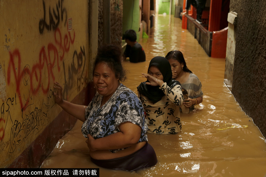 印尼雅加達突發洪水 民眾淌水生活