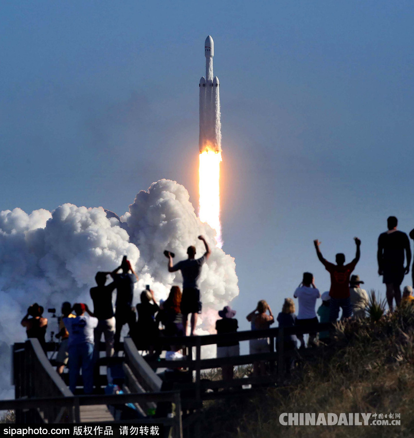 SpaceX成功發射獵鷹重型火箭 特斯拉跑車送上太空