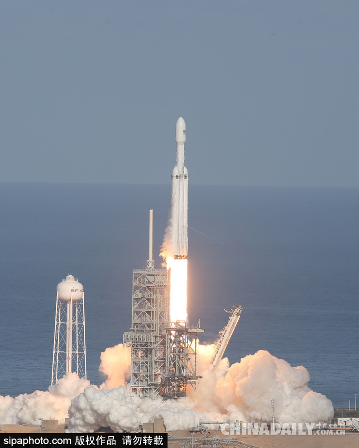SpaceX成功發(fā)射獵鷹重型火箭 特斯拉跑車送上太空