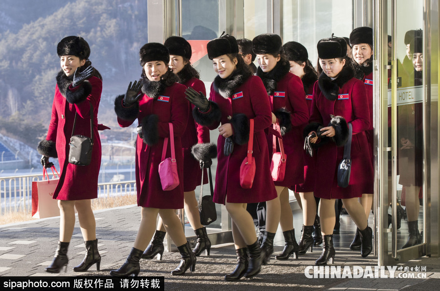 2018平昌冬奧會前瞻：朝鮮冬奧藝術(shù)團抵韓 面龐清秀紅色制服整齊劃一