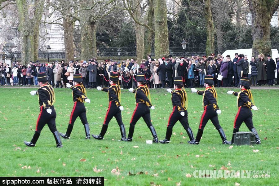 英女王登基66周年紀念 皇家騎兵炮兵團發射41響禮炮慶祝