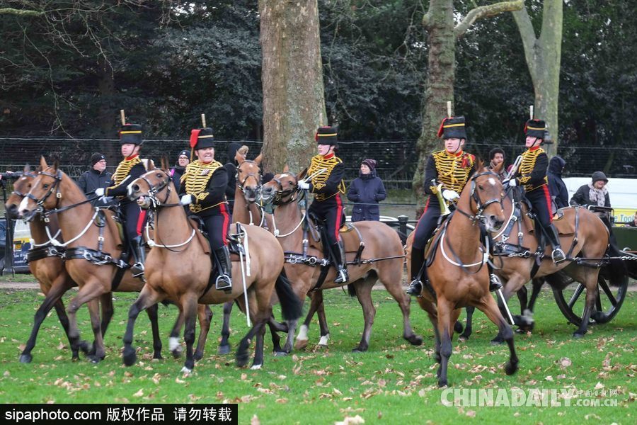英女王登基66周年紀念 皇家騎兵炮兵團發射41響禮炮慶祝