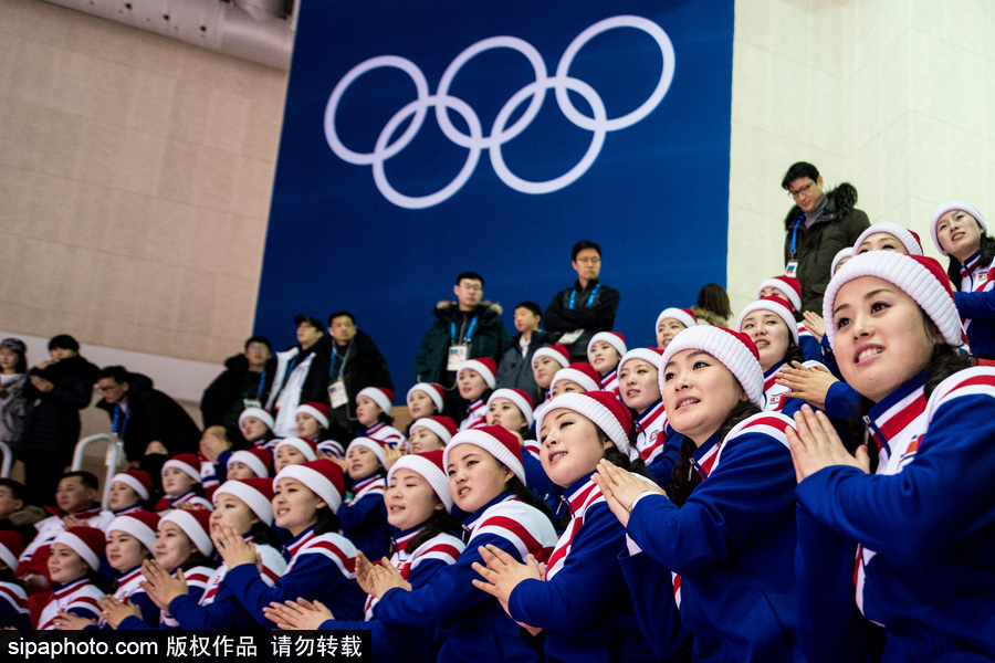 2018平昌冬奧會(huì)：冰球女子小組賽 朝鮮拉拉隊(duì)長笑容甜美
