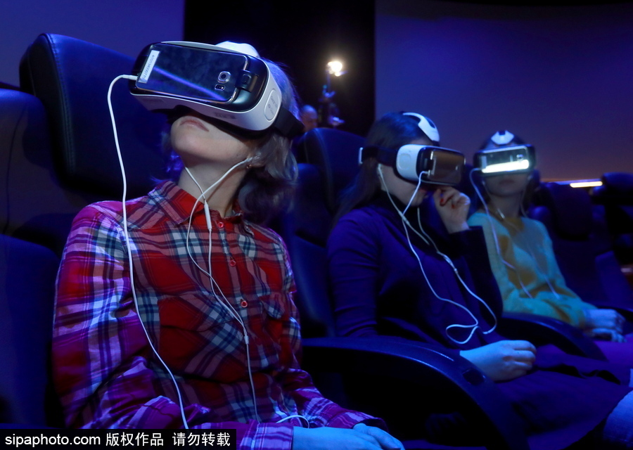 俄羅斯首個(gè)VR電影院開(kāi)幕 比普通電影院更“好玩”