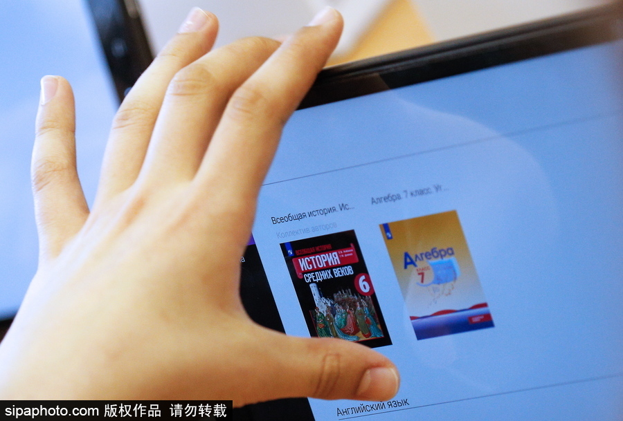 再也不用背沉重的書(shū)包了 俄羅斯學(xué)生使用電子課本上課