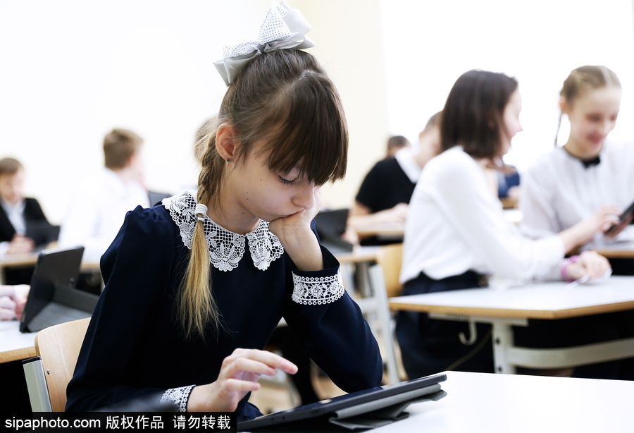 再也不用背沉重的書包了 俄羅斯學生使用電子課本上課