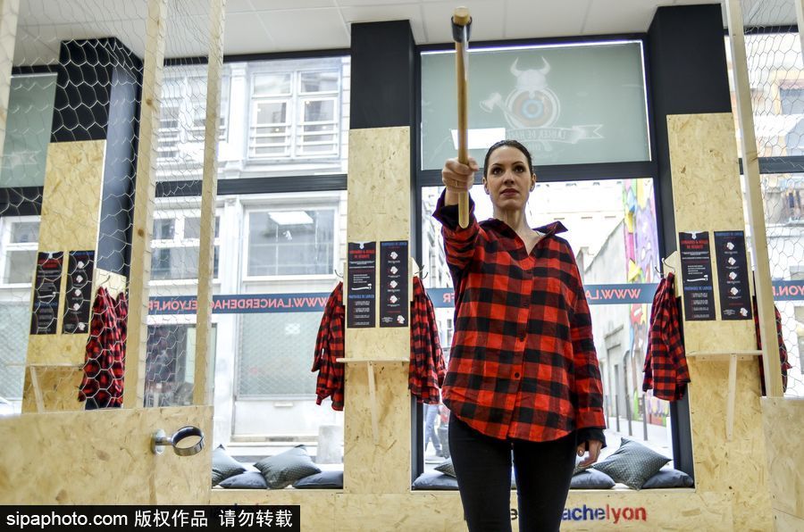 玩過飛鏢的你扔過斧頭嗎？ 法國(guó)里昂扔斧子成為新消遣