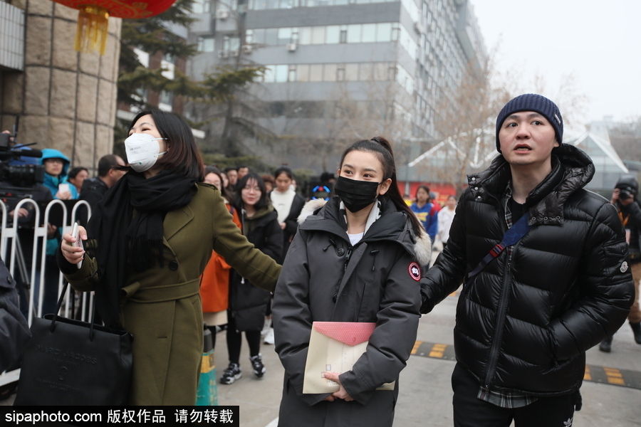 宋祖兒現身北京電影學院藝考 素顏馬尾辮清爽靚麗