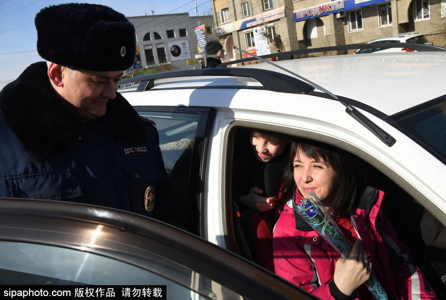 國際婦女節前夕 俄羅斯赤塔交通警察向女司機獻花