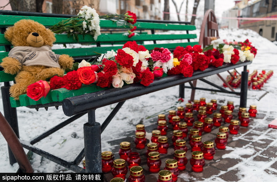 俄羅斯購(gòu)物中心大火已致53人死亡 民眾街頭獻(xiàn)花悼念遇難者
