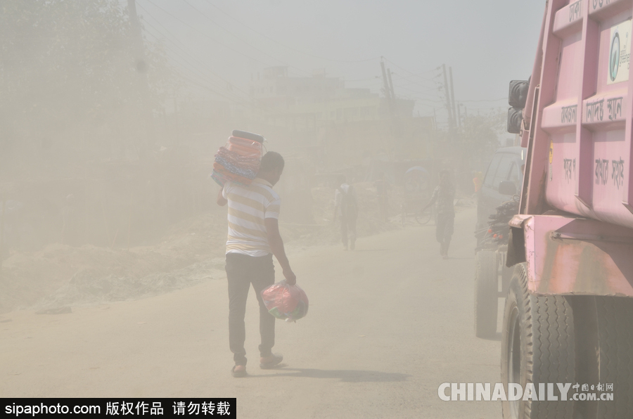 呼吸困難！孟加拉國達卡街頭塵土飛揚粉塵污染嚴重