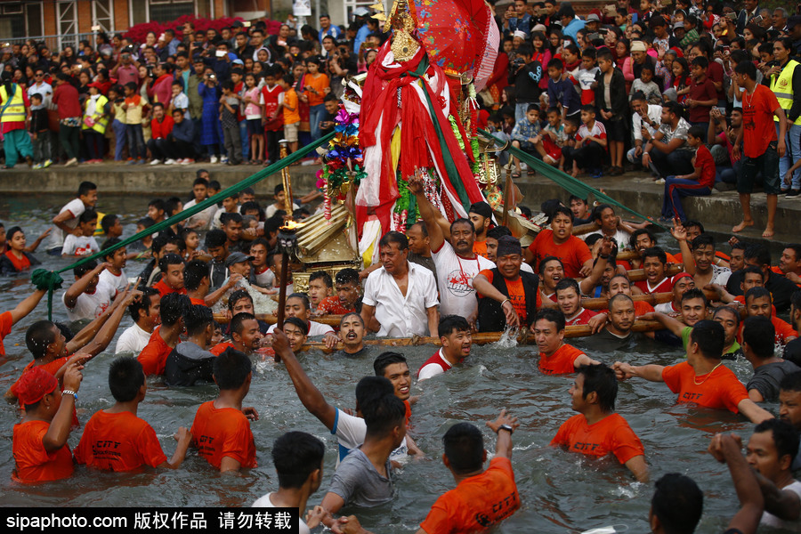 尼泊爾信徒水中嬉戲慶祝節日 尋找女神丟失的飾品