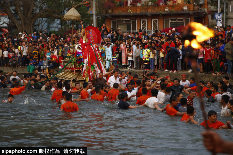 尼泊爾信徒水中嬉戲慶祝節日 尋找女神丟失的飾品