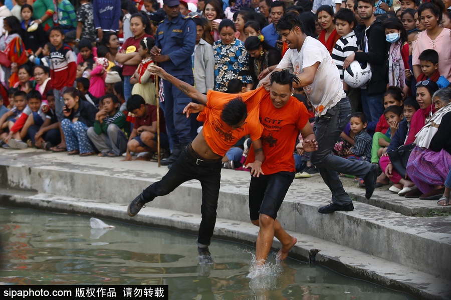 尼泊爾信徒水中嬉戲慶祝節日 尋找女神丟失的飾品