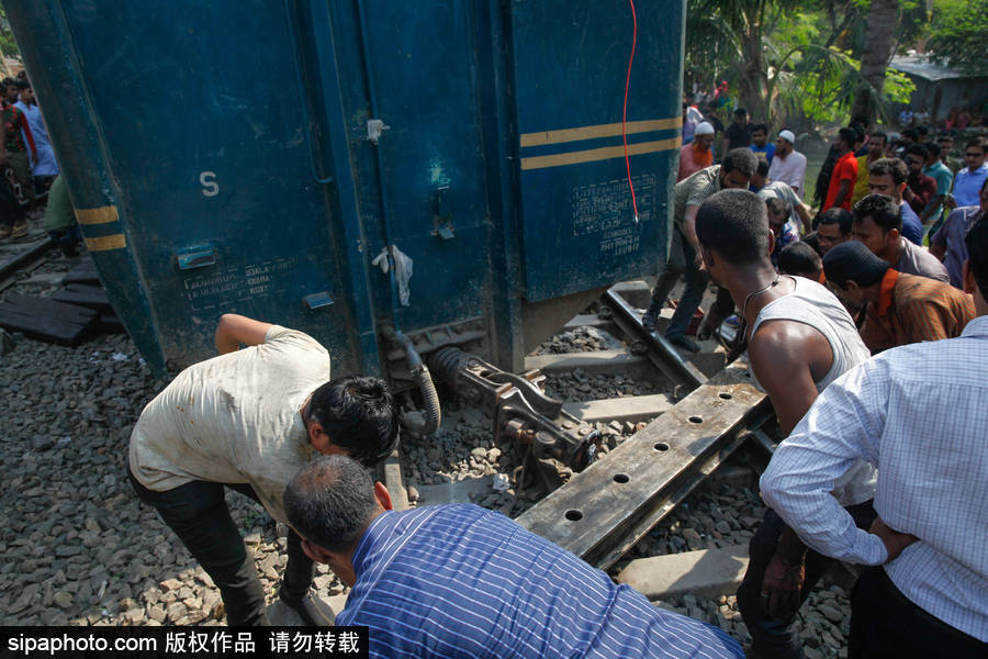 孟加拉國達卡郊區一輛火車脫軌 列車扭曲成“S”形