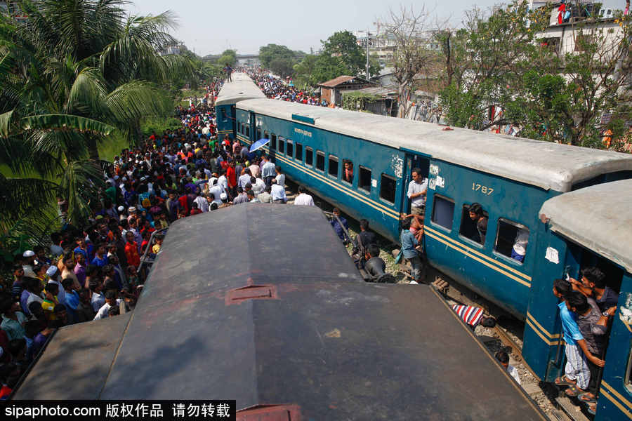 孟加拉國達卡郊區(qū)一輛火車脫軌 列車扭曲成“S”形
