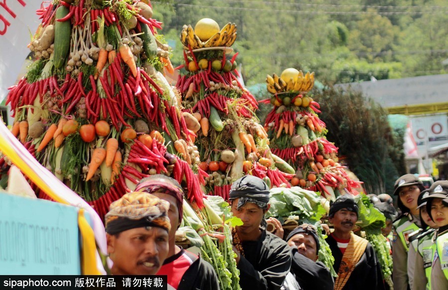 印尼茉莉芬文化游行 民眾身著傳統服飾地方特色濃郁