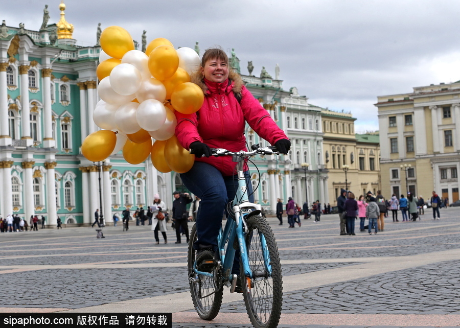 俄羅斯騎自行車的季節到了！花式騎車出行超逗趣