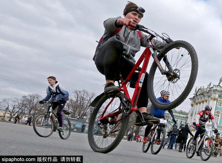 俄羅斯騎自行車的季節到了！花式騎車出行超逗趣