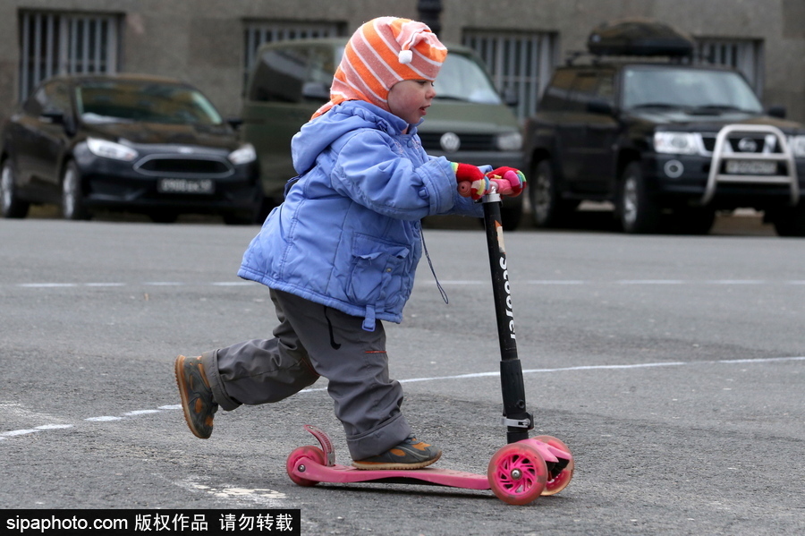 俄羅斯騎自行車的季節到了！花式騎車出行超逗趣