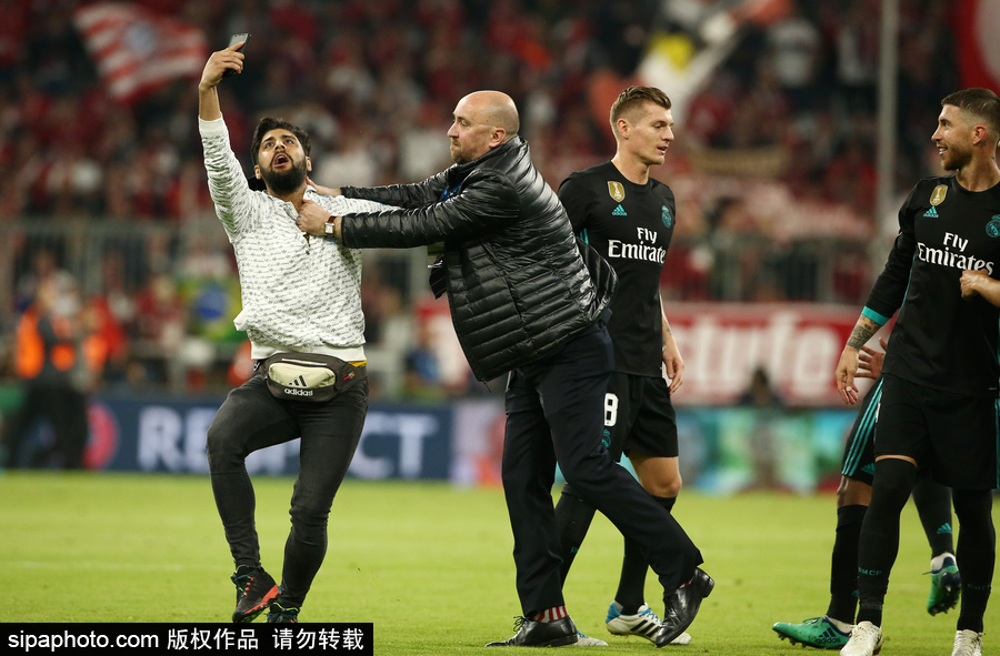 2017/18歐冠半決賽首回合：皇馬2-1拜仁 賽后狂熱球迷亂入場(chǎng)面尷尬