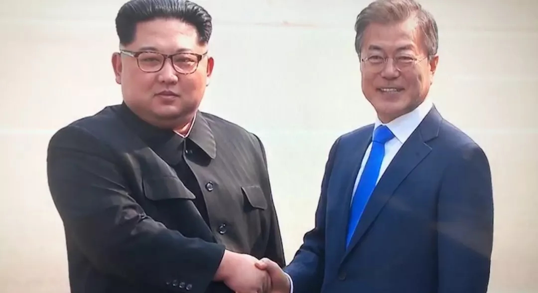 雙語(yǔ)新聞：歷史時(shí)刻！金正恩跨過“三八線”與文在寅握手，還帶上了冷面！