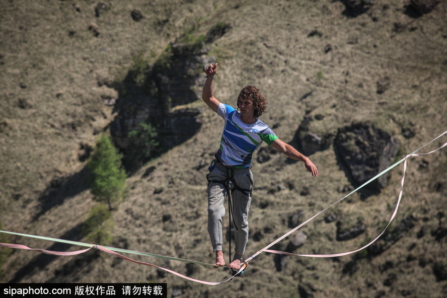 俄羅斯高空走繩節舉行 參賽選手高空炫技驚險刺激