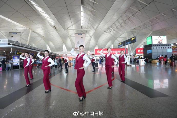 組圖：為青春點贊！空姐“快閃”致敬青年節
