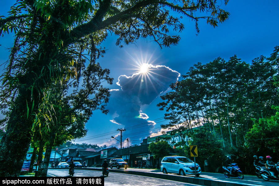 印尼默拉皮火山噴發 火山灰騰空而起景象壯觀