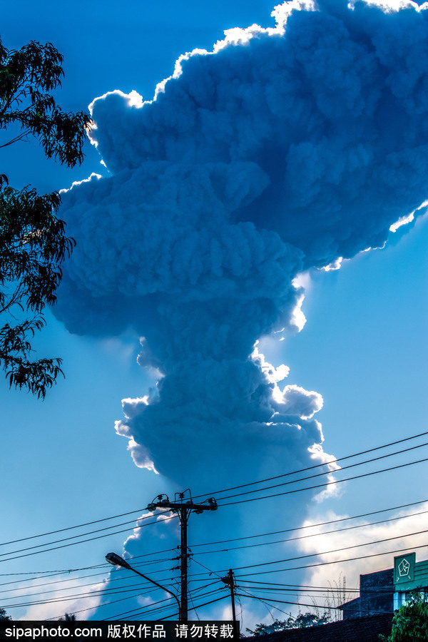 印尼默拉皮火山噴發 火山灰騰空而起景象壯觀